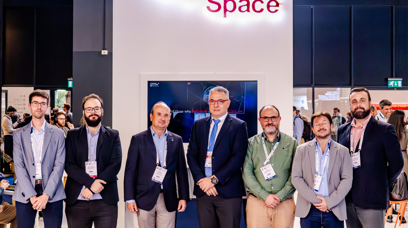 Integrantes del grupo de Tecnologías Aeroespaciales con el director de la Agencia Espacial Española, Juan Carlos Cortés