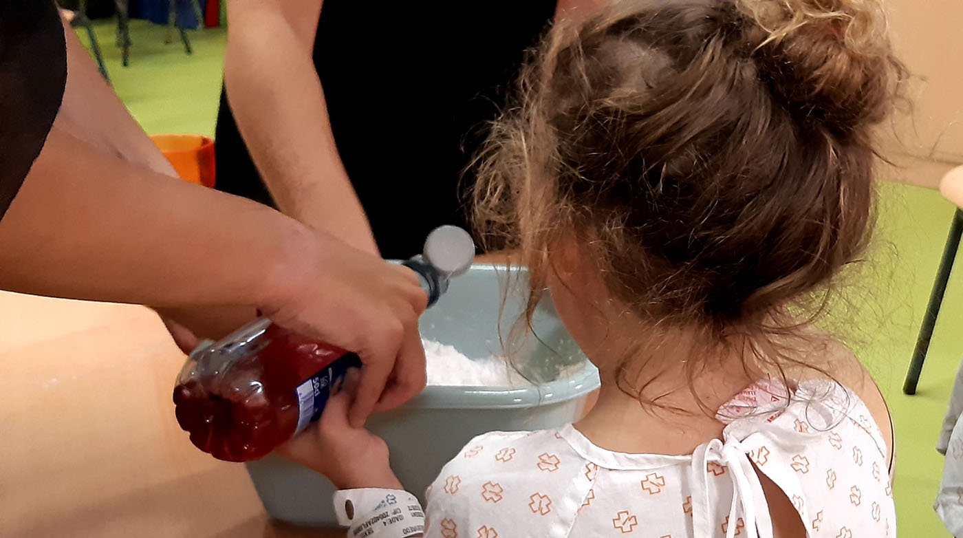 Estudiantes de Ingeniería Biomédica acercan la ciencia a pacientes pediátricos del Álvaro Cunqueiro