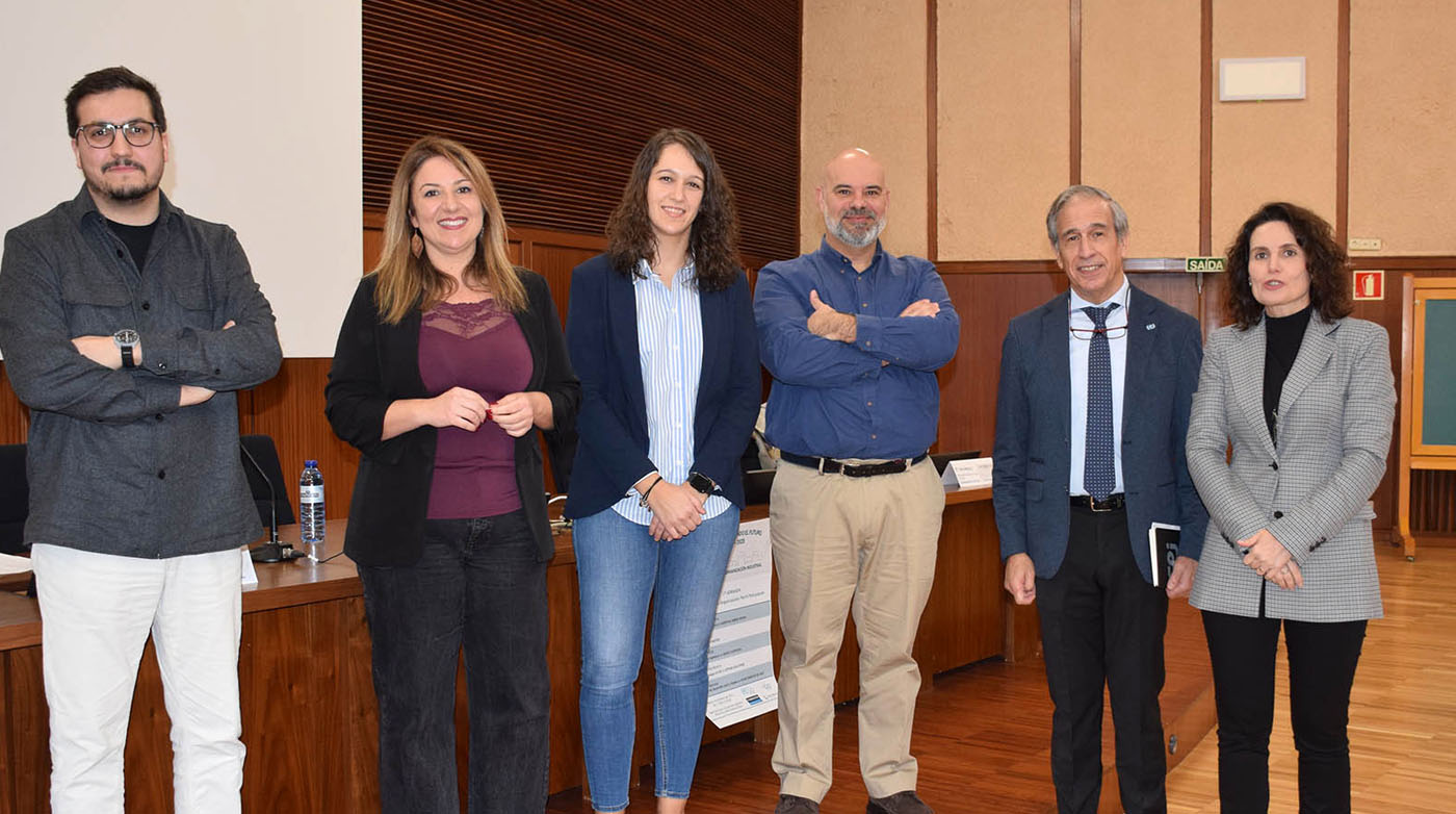 Relatores da primeira xornada técnica co gallo do 40 aniversario de Organización Industrial xunto a José Fariña