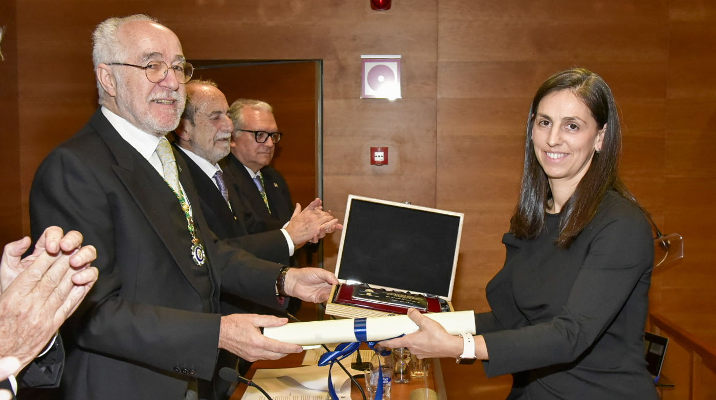 Belén Riveiro recollendo o galardón de mans do presidente da academia Jaime Domínguez 